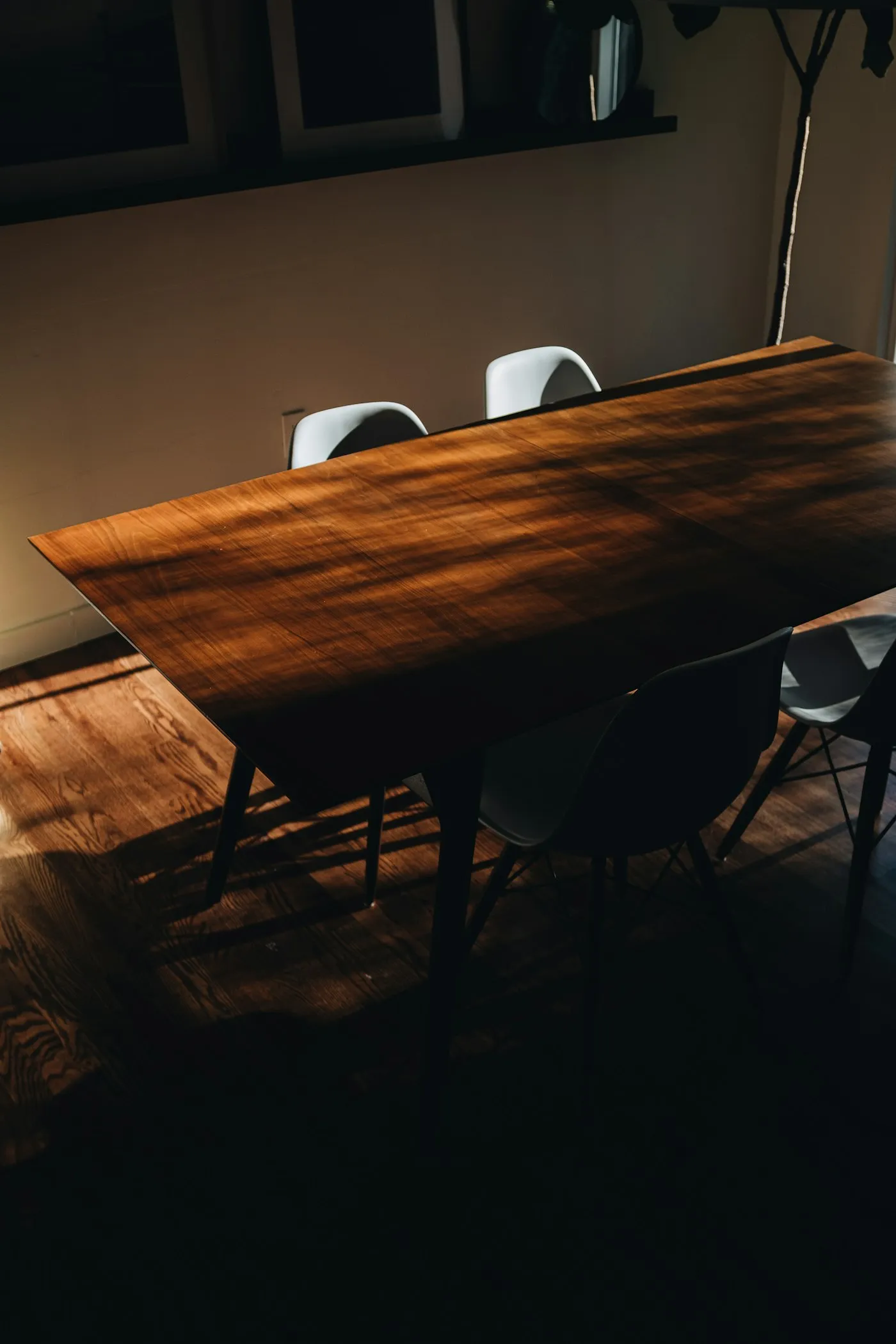 Table en bois massif au veinage apparent